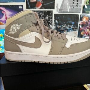 Air Jordan 1 Mid Grey